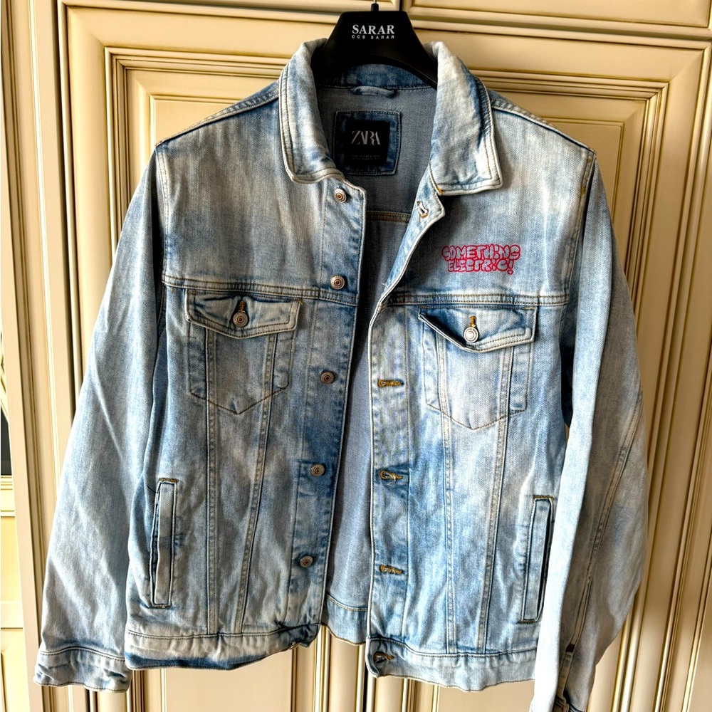 Light wash Zara denim jacket. Size M/ L.